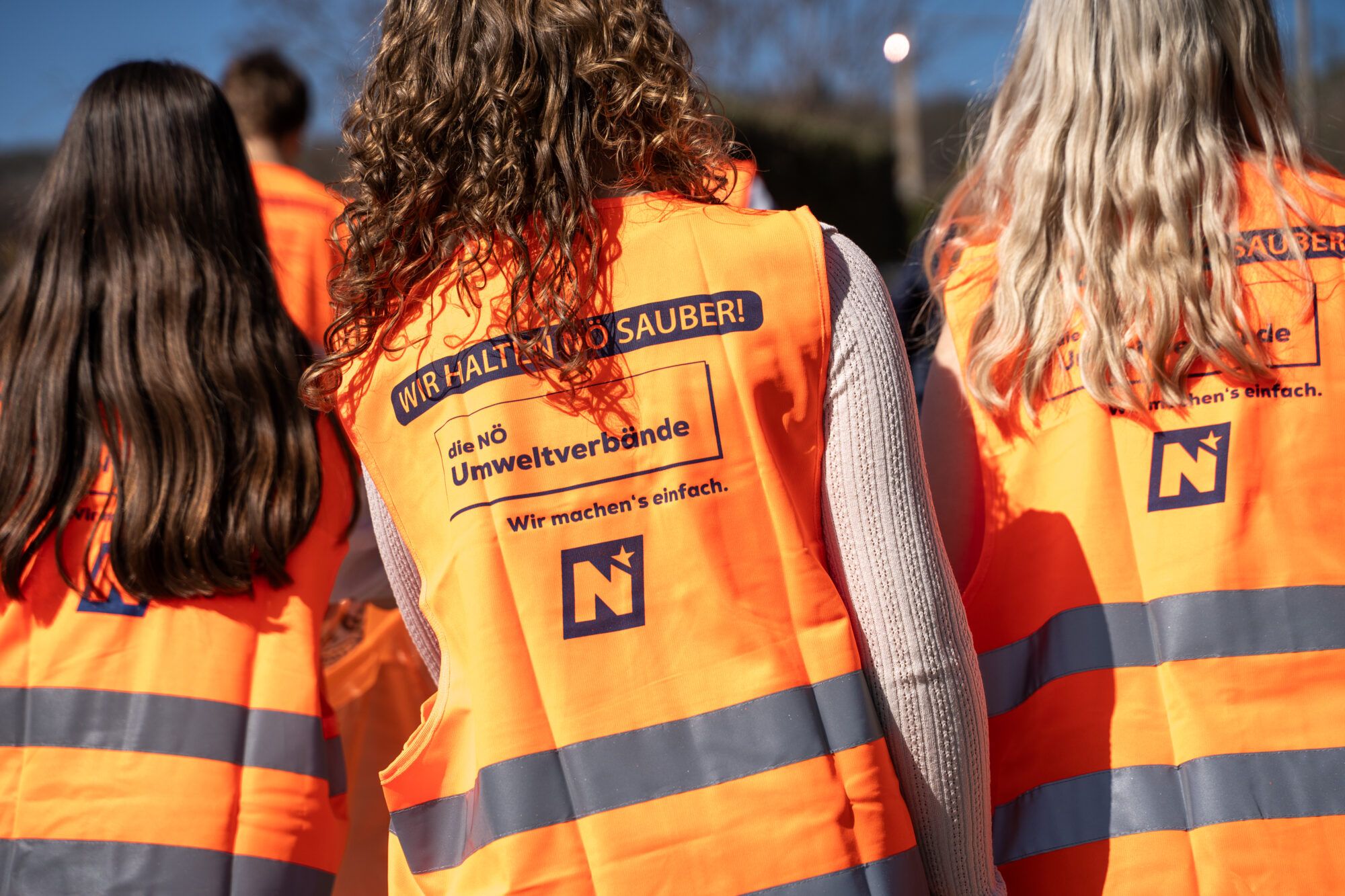 Drei Freundinnen mit der Fr&uuml;hjahrsputz-Warnweste